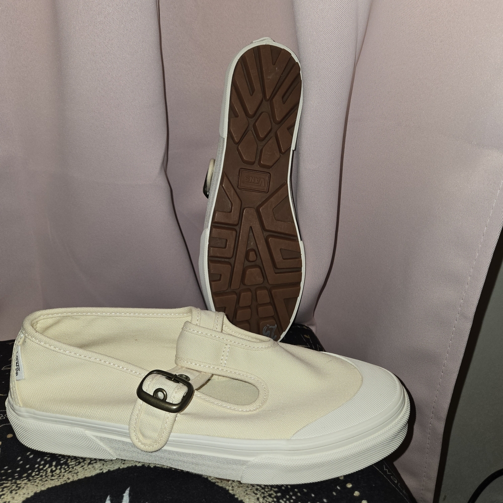 Vans Style 93 Mary Jane shoe in a classic white And  Beige Size 7.5 Womens
